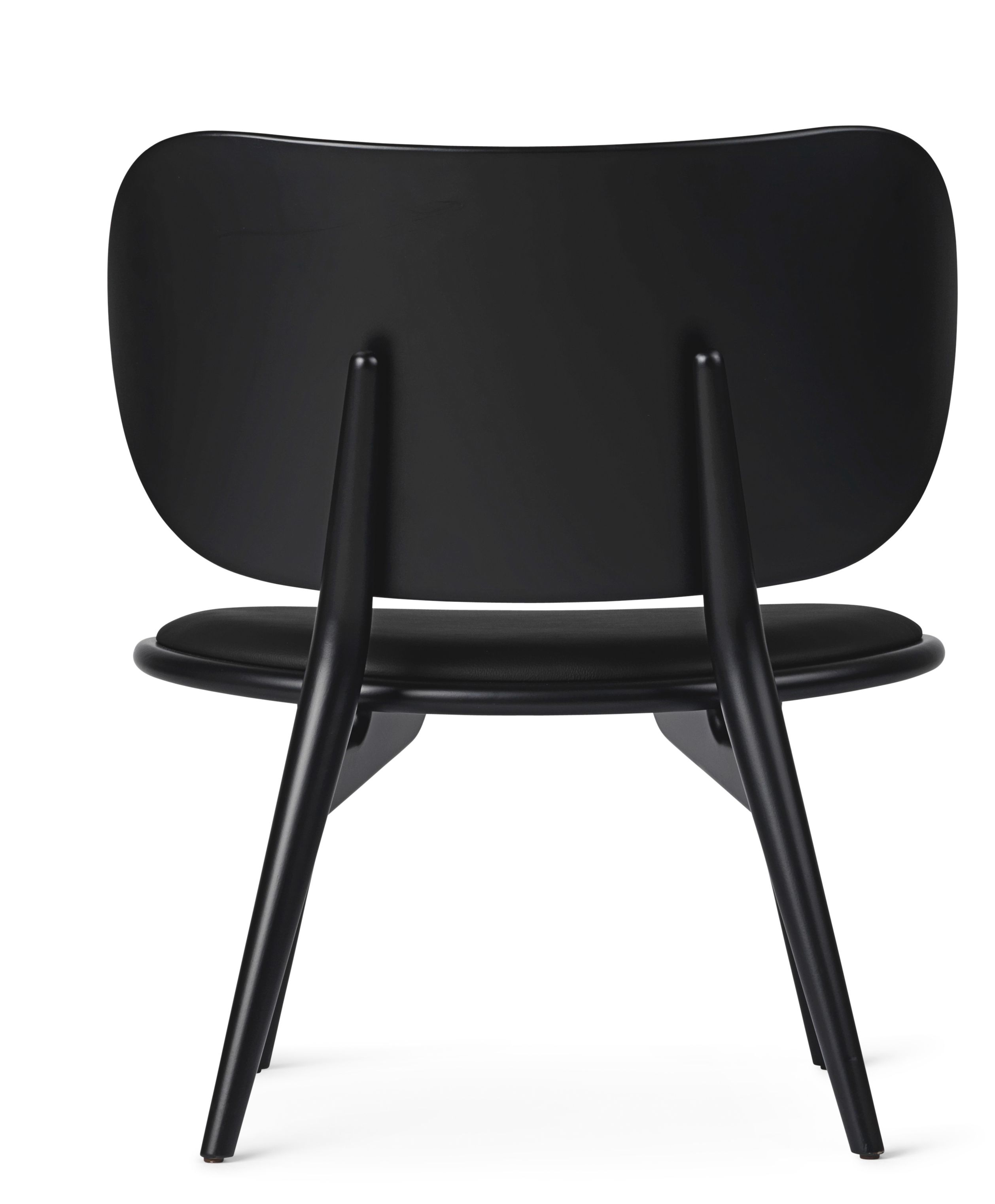 Rückansicht des schwarzen The Lounge Chair Stuhls von Mater mit minimalistischem Design und Holzbeinen.