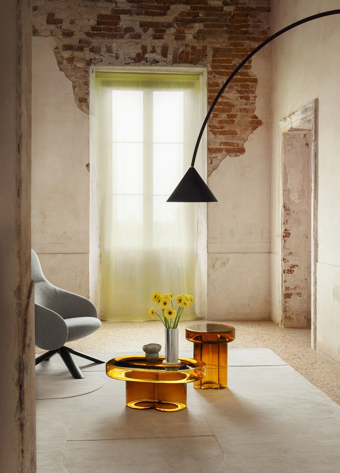 Brauner, ovaler Couchtisch von Miniforms. Modernes Design für Wohnzimmer und Lounge-Bereiche.