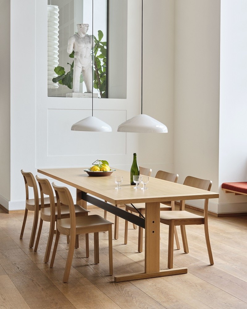 Esszimmer mit Esstisch und sechs Pastis Stühlen von Hay aus Eichenholz.