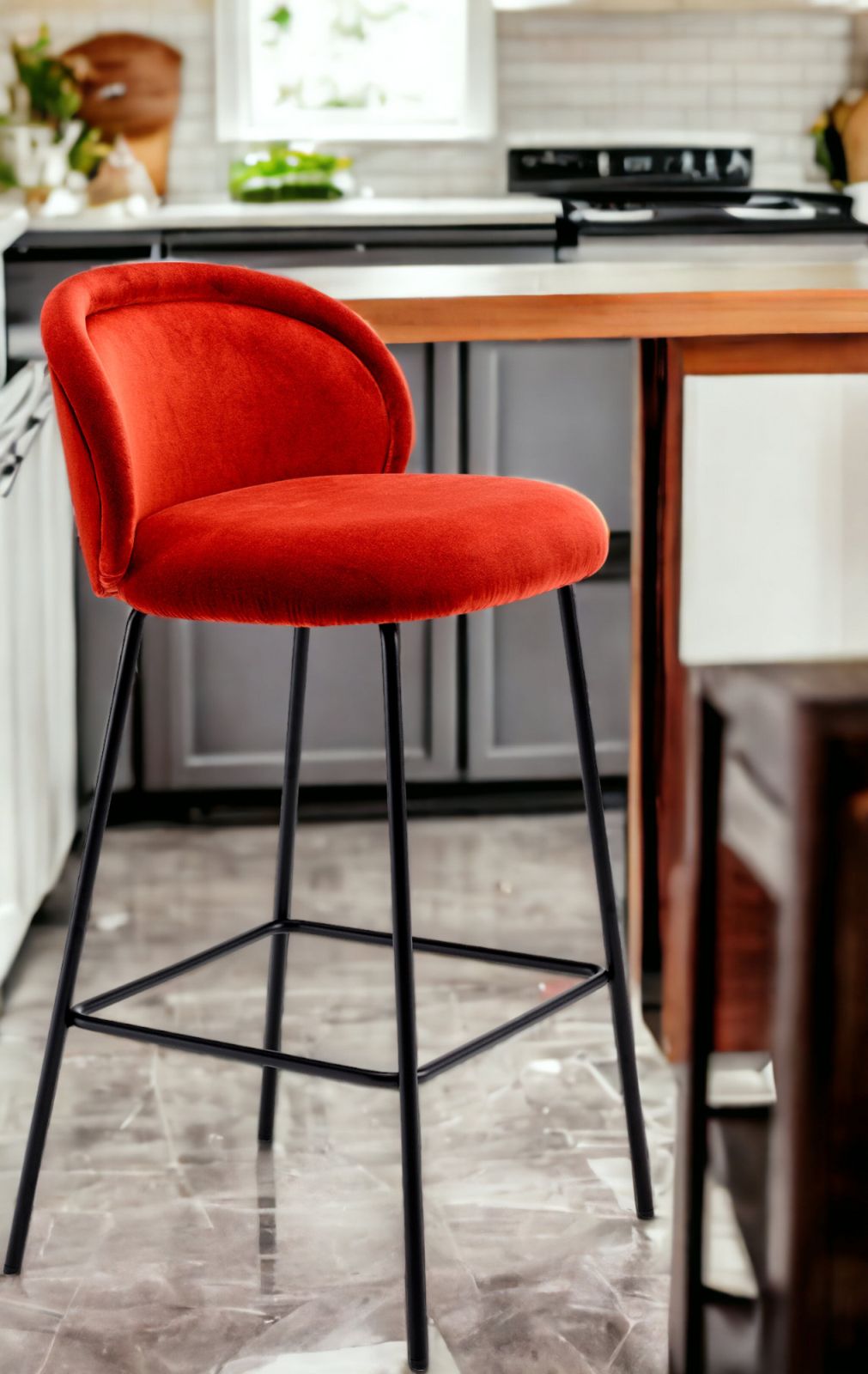 Roter Ona Barhocker von Freifrau Manufaktur mit schwarzem Metallgestell in einer modernen Küche.