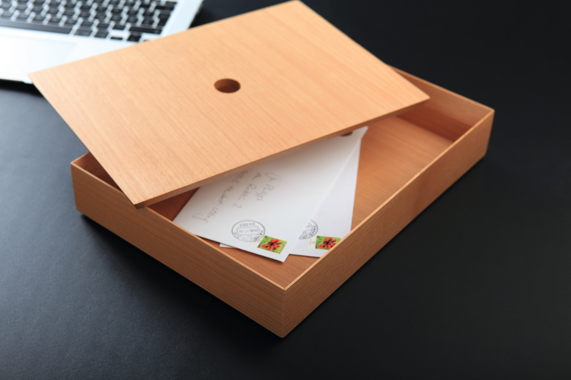 Offene Philippi Dokumentenbox aus Holz mit Briefen, ideal zur Aufbewahrung von wichtigen Unterlagen.