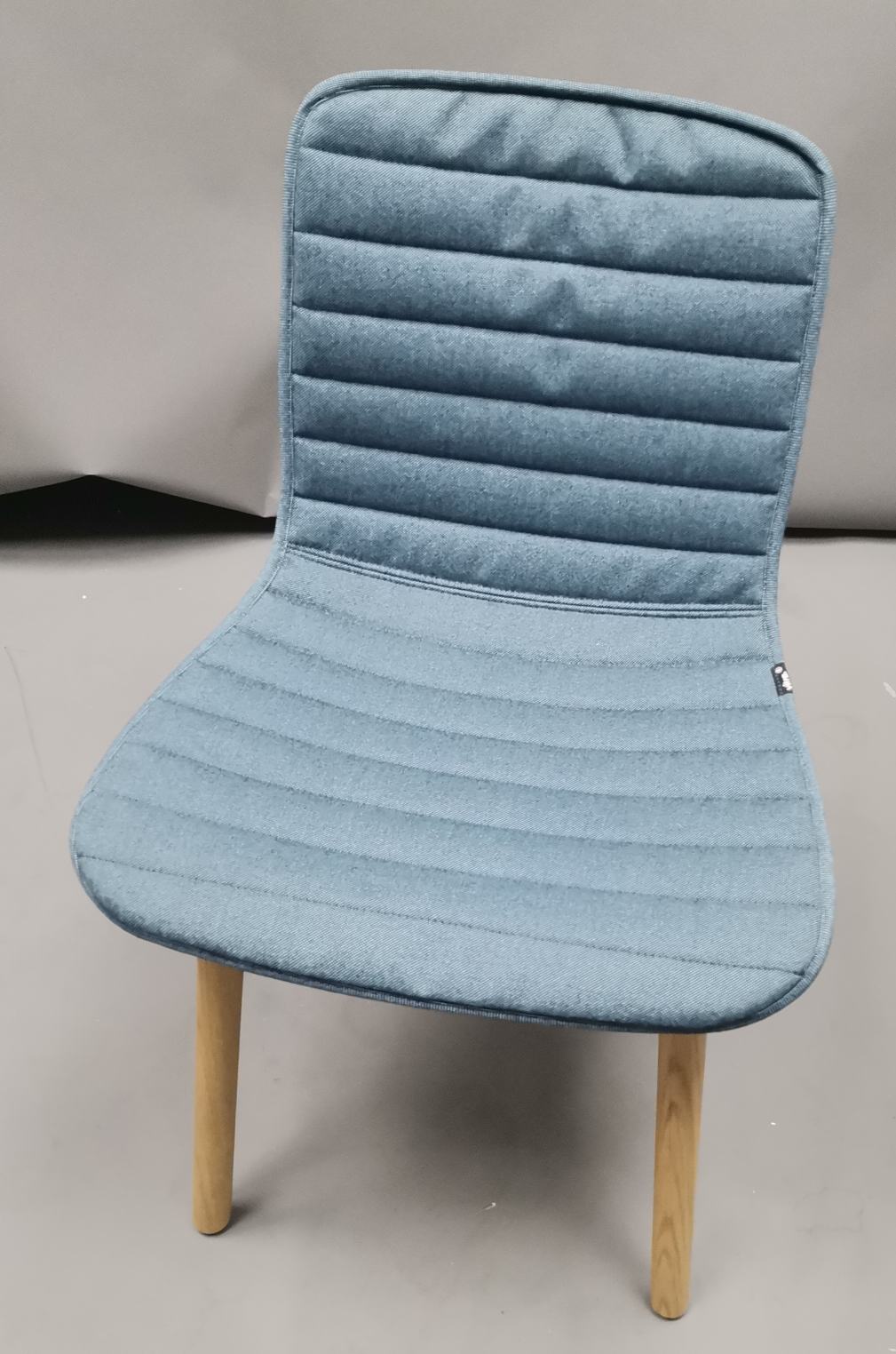 Vitra Hal Wood Stuhl, vollgepolstert, Eisblau, Eiche Natur Beine. Designstuhl für Esszimmer.