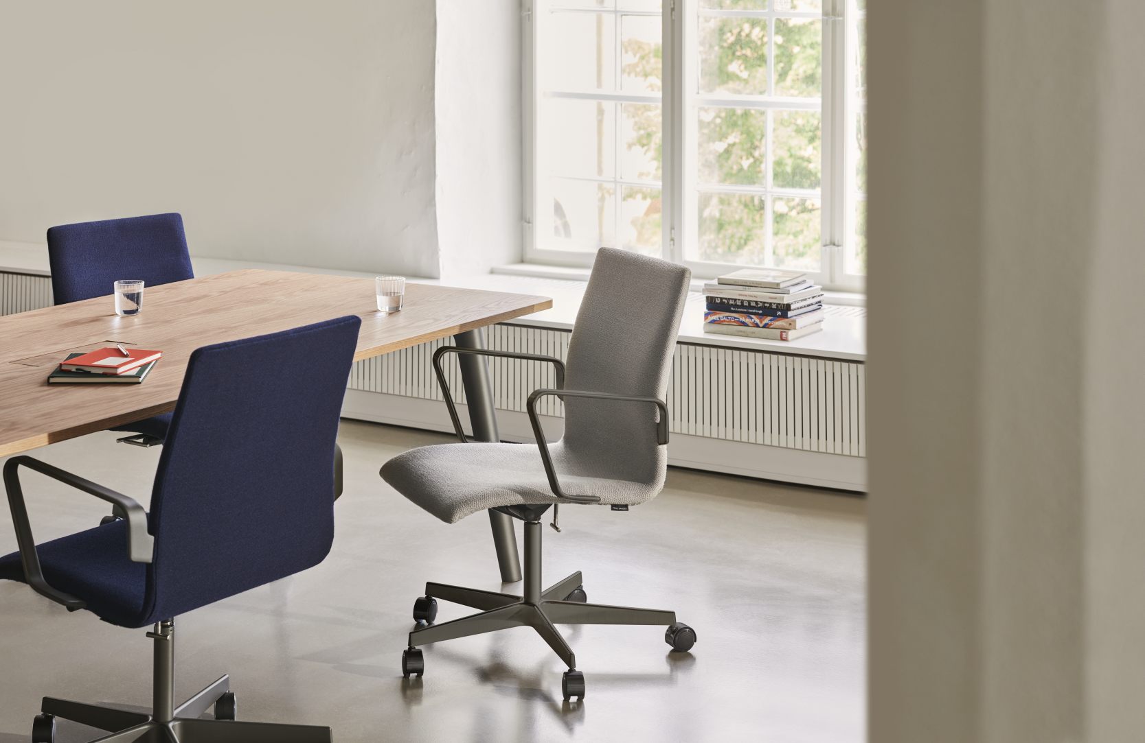 Pluralis Tisch von Fritz Hansen mit Bürostühlen in Blau und Grau in einem Besprechungsraum.