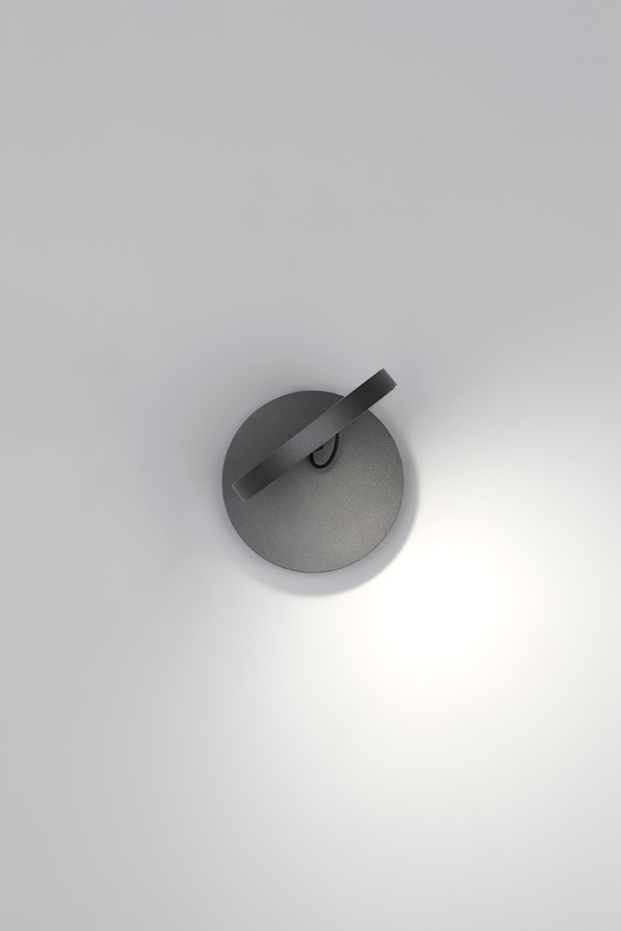 Nahaufnahme der grauen Demetra Faretto Wandleuchte von Artemide mit Schalter, modernes Design.
