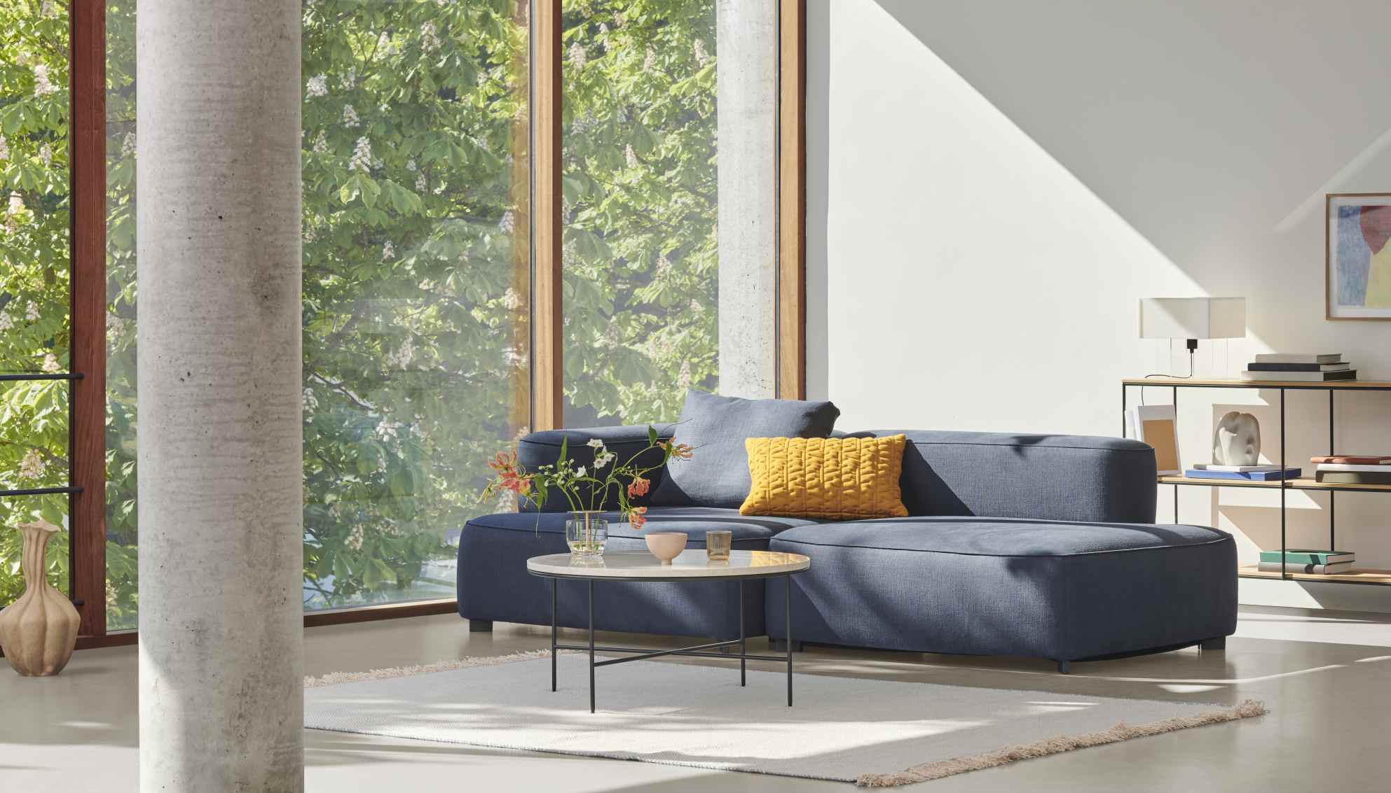 Blaues Alphabet Sofa von Fritz Hansen, 2-Sitzer mit Armlehne links, modernes Wohnzimmer Design.