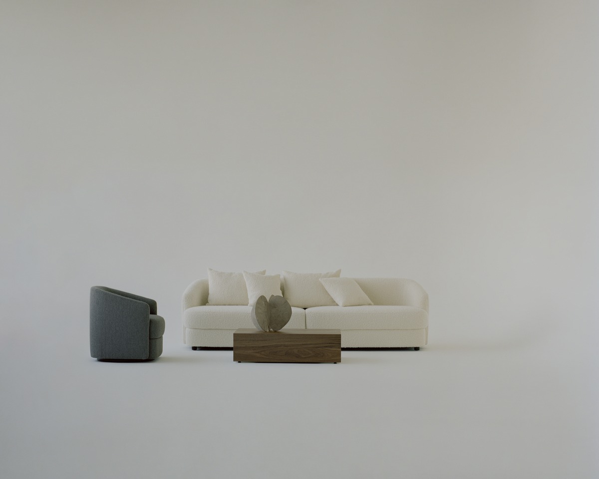 Helles Wohnzimmer mit Covent Sofa, Sessel und Couchtisch von New Works. Moderne Polstermöbel.