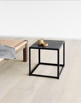 FK12 Fortyforty Beistelltisch von e15 mit tiefschwarzem Gestell und dunkler Tischplatte. Moderner, minimalistischer Beistelltisch.