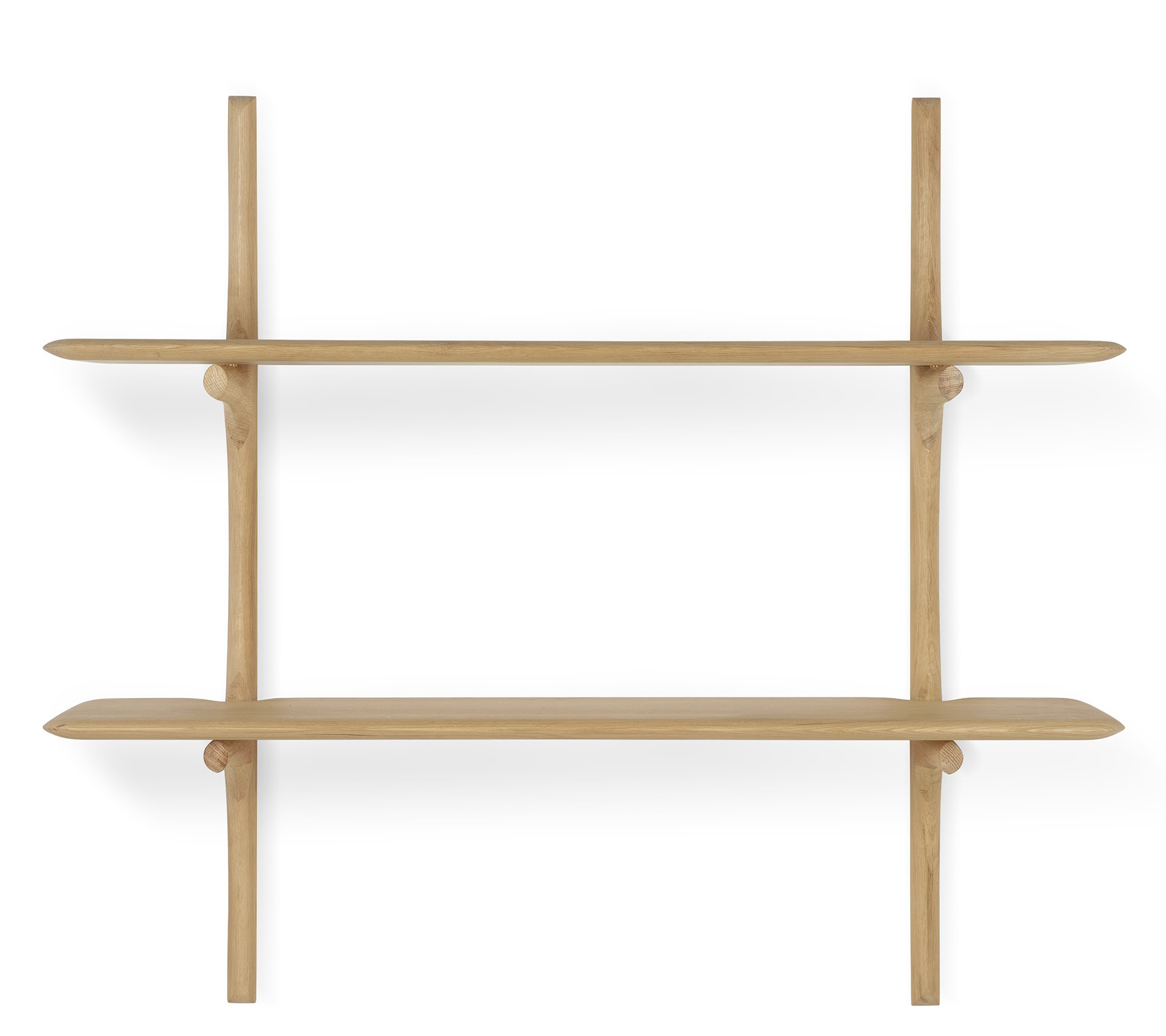 Ethnicraft PI Wall Shelf: Wandregal aus hellem Holz mit zwei Ablageflächen.