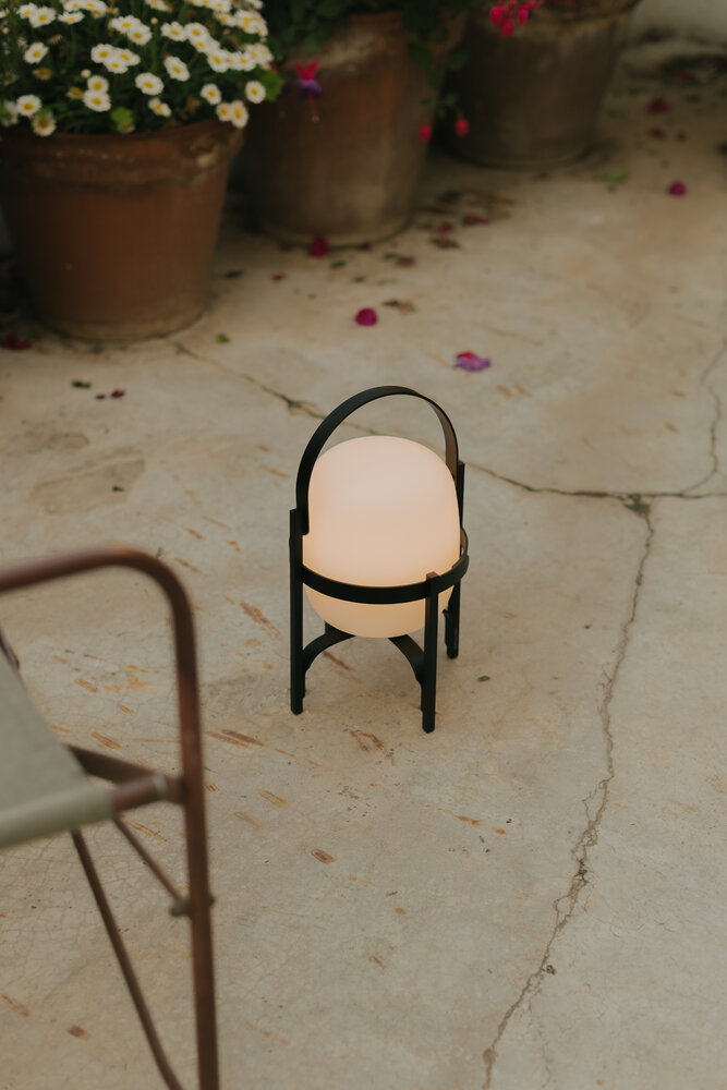 Cestita Alubat Tischleuchte von Santa & Cole, Akku-Lampe mit Tragegriff, warmes Licht.