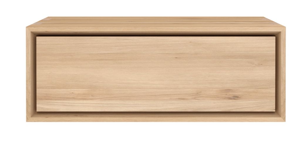 Nahaufnahme des Nordic II Nachttischs von Ethnicraft aus Eiche, hängend und mit Schublade.