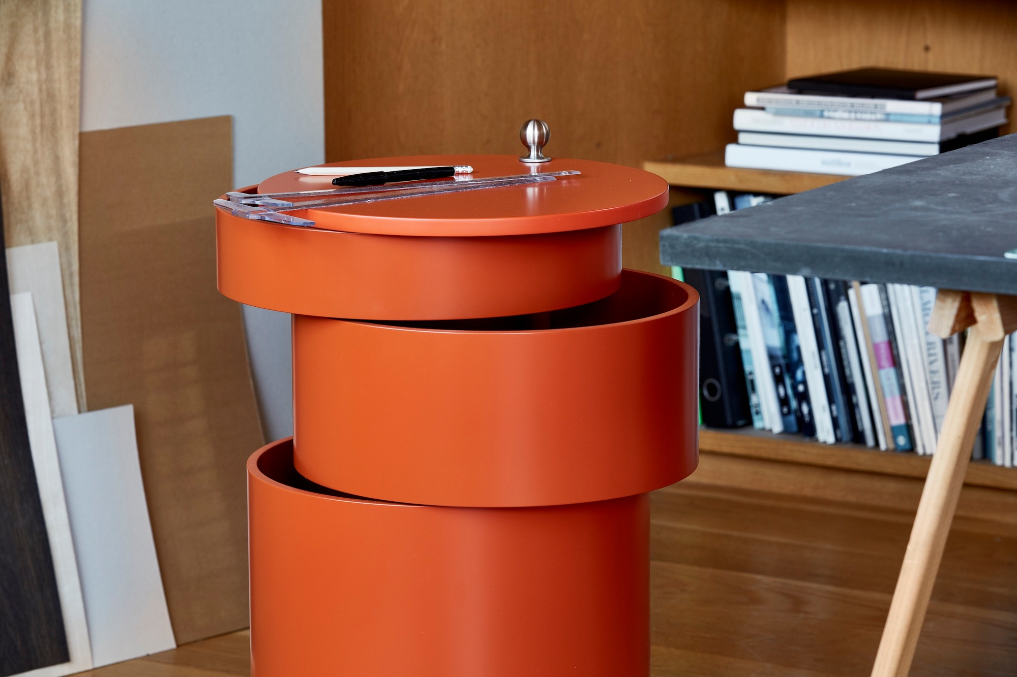 Oranger Barboy Rollwagen von Verpan mit drei runden Ebenen im modernen Design.