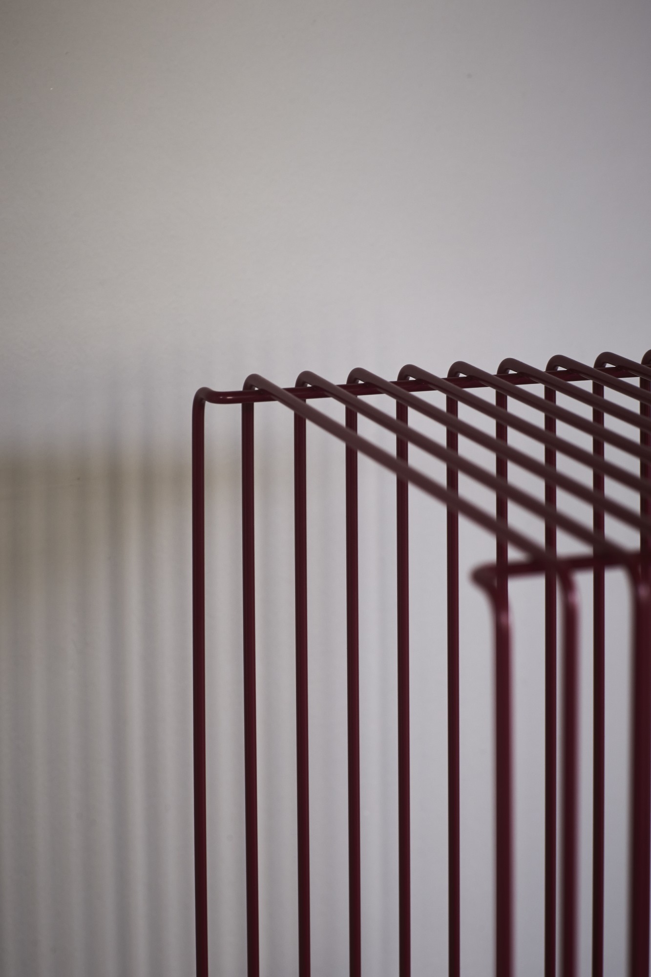 Detailaufnahme des Montana Wire Cube Drahtregals in Burgunderrot, modernes Design für stilvolle Wandregale und Aufbewahrungslösungen.