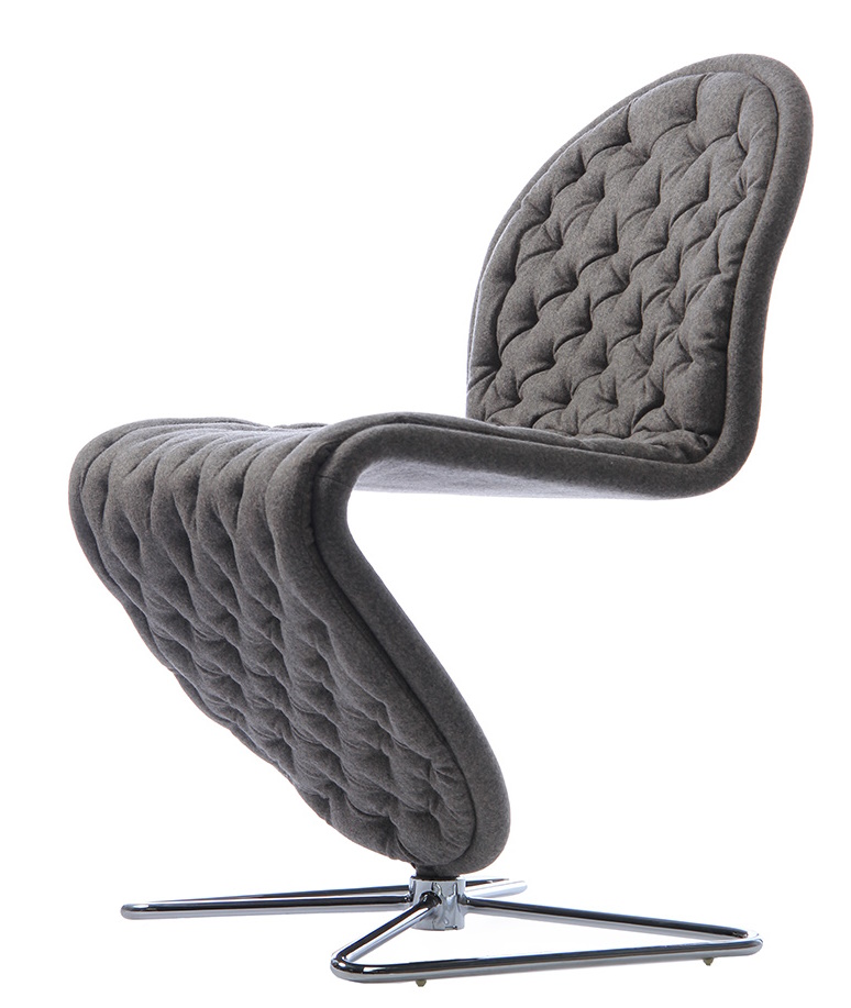 Grauer System 1-2-3 Stuhl mit Butterfly Gestell und gesteppter Polsterung. Design Stuhl für Esszimmer.