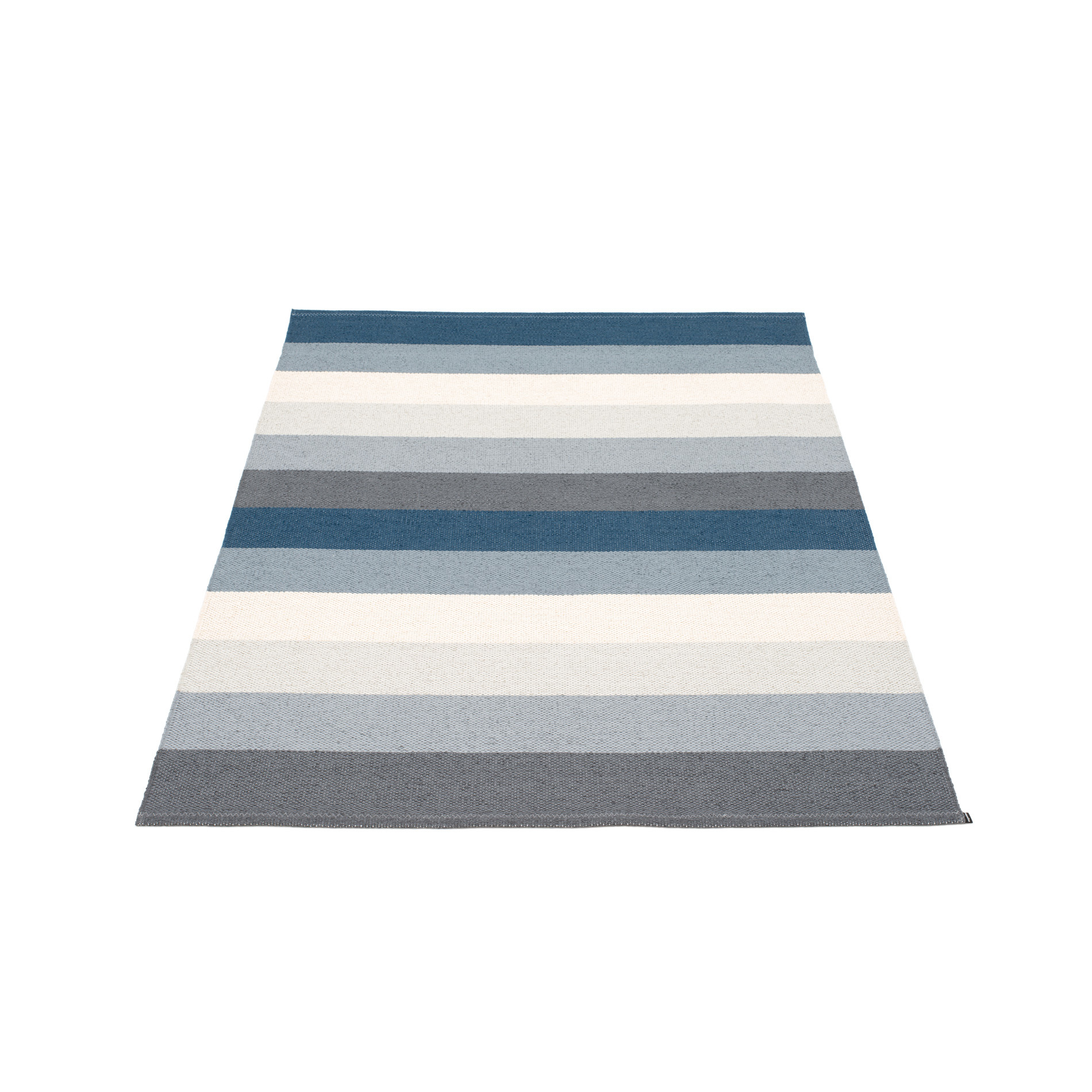 Molly Kunststoffteppich von Pappelina, 140x200 cm, mit blau-grau gestreiften Design für Innen und Außen.