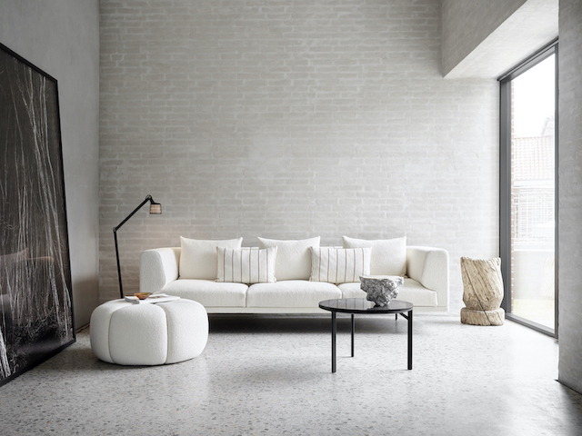 Off White Pouf Hocker im Wohnzimmer. Moderner Sitzhocker aus Stoff als bequeme Sitzgelegenheit.