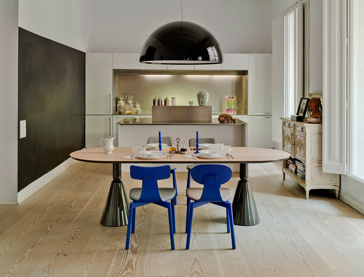 Moderner Esstisch Pion Petra von Sancal mit blauen Stühlen in stilvollem Esszimmer. Design Esstisch.