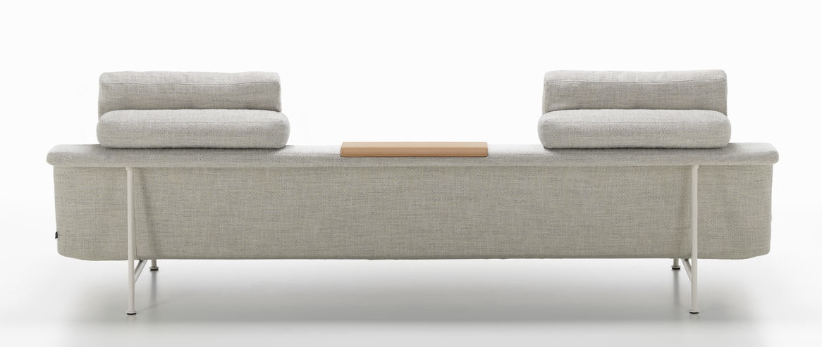Grand Sofa 3,5-Sitzer von Vitra in hellem Stoff mit Holzelement und weißen Füßen.