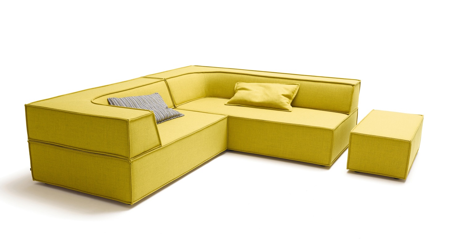 Gelbes Cor Trio Sofa Eckkombination mit Rückenelementen und passendem Hocker, moderne Wohnzimmermöbel.