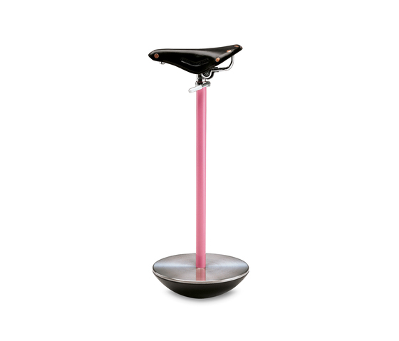 Sella Hocker von Zanotta: Pinker Design Hocker mit Sattel als Sitzfläche und Metallfuß.