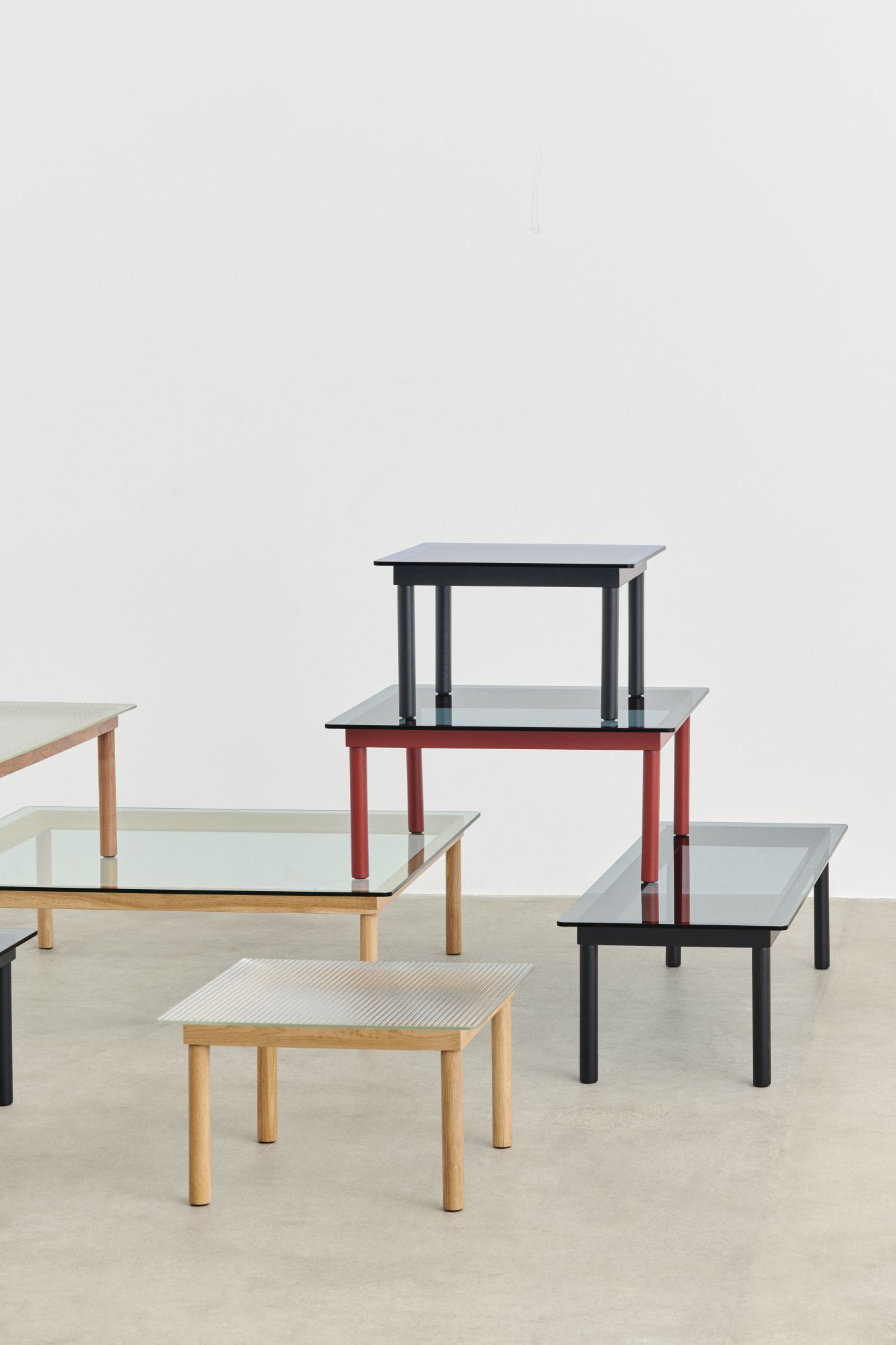 Kofi Couchtisch von Hay: Quadratischer Beistelltisch mit geriffeltem Glas und Walnuss-Holzgestell. Moderner Wohnzimmertisch.