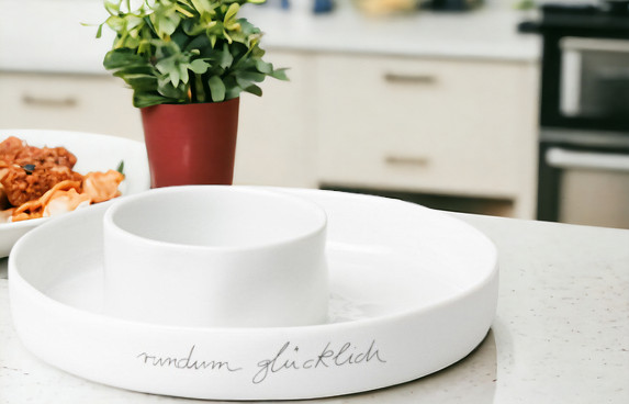 Weiße Servierschale mit Dip-Schale und Aufschrift "rundum glücklich", ideal für Snacks und Dips.