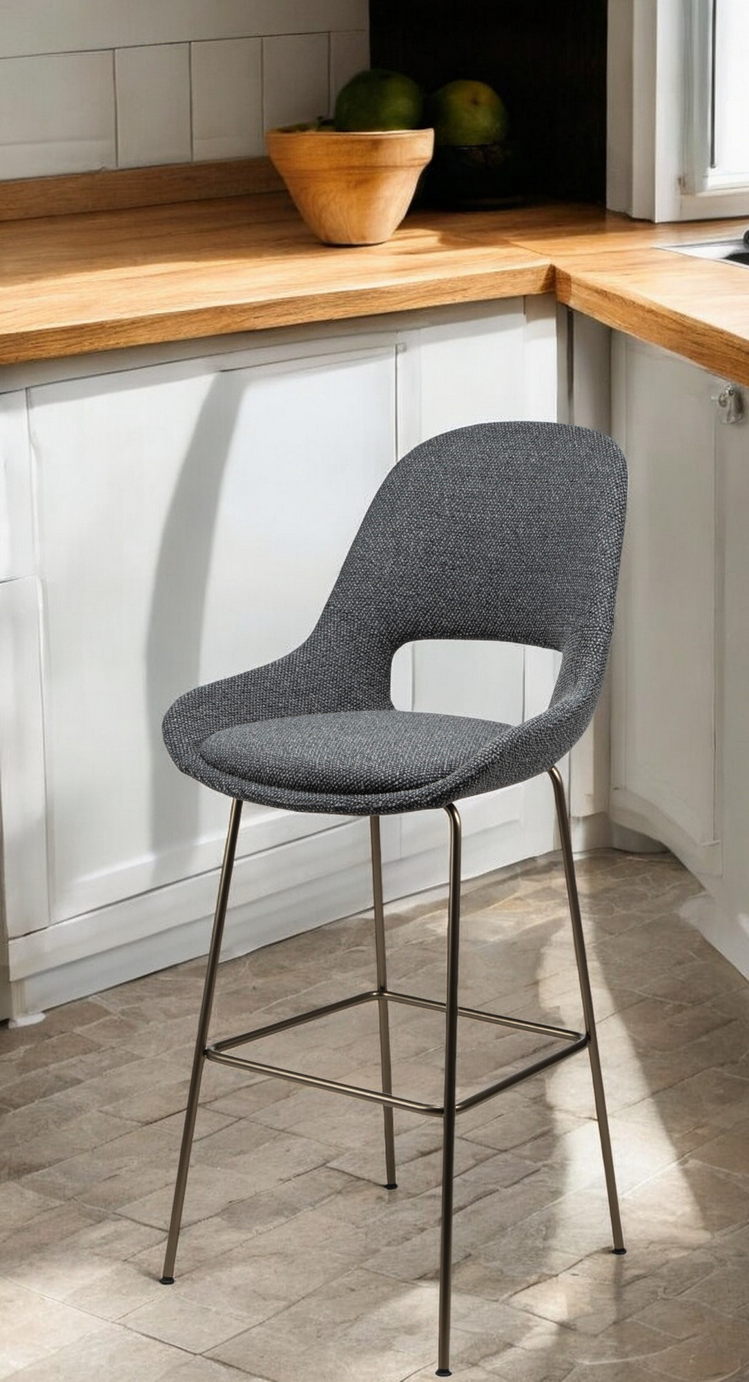 Grauer Theia Barhocker von Freifrau Manufaktur mit niedriger Sitzhöhe und Metallgestell in moderner Küche.