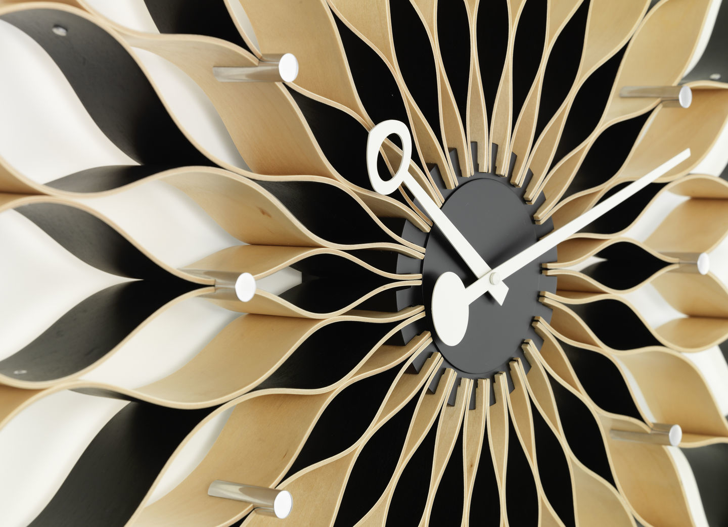 Detailaufnahme der Sunflower Clock Wanduhr von Vitra, modernes Design mit Holz und schwarzen Akzenten.
