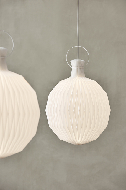 Nahaufnahme: Model 101 Pendelleuchte von Le Klint mit medium, weißem Papierschirm. Design Lampe.