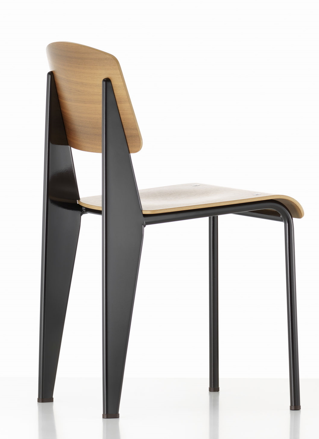 Vitra Stuhl Standard, Seitenansicht: Holz-Sitzfläche und Rückenlehne, schwarzes Stahlgestell. Designklassiker für Esszimmer und Büro.