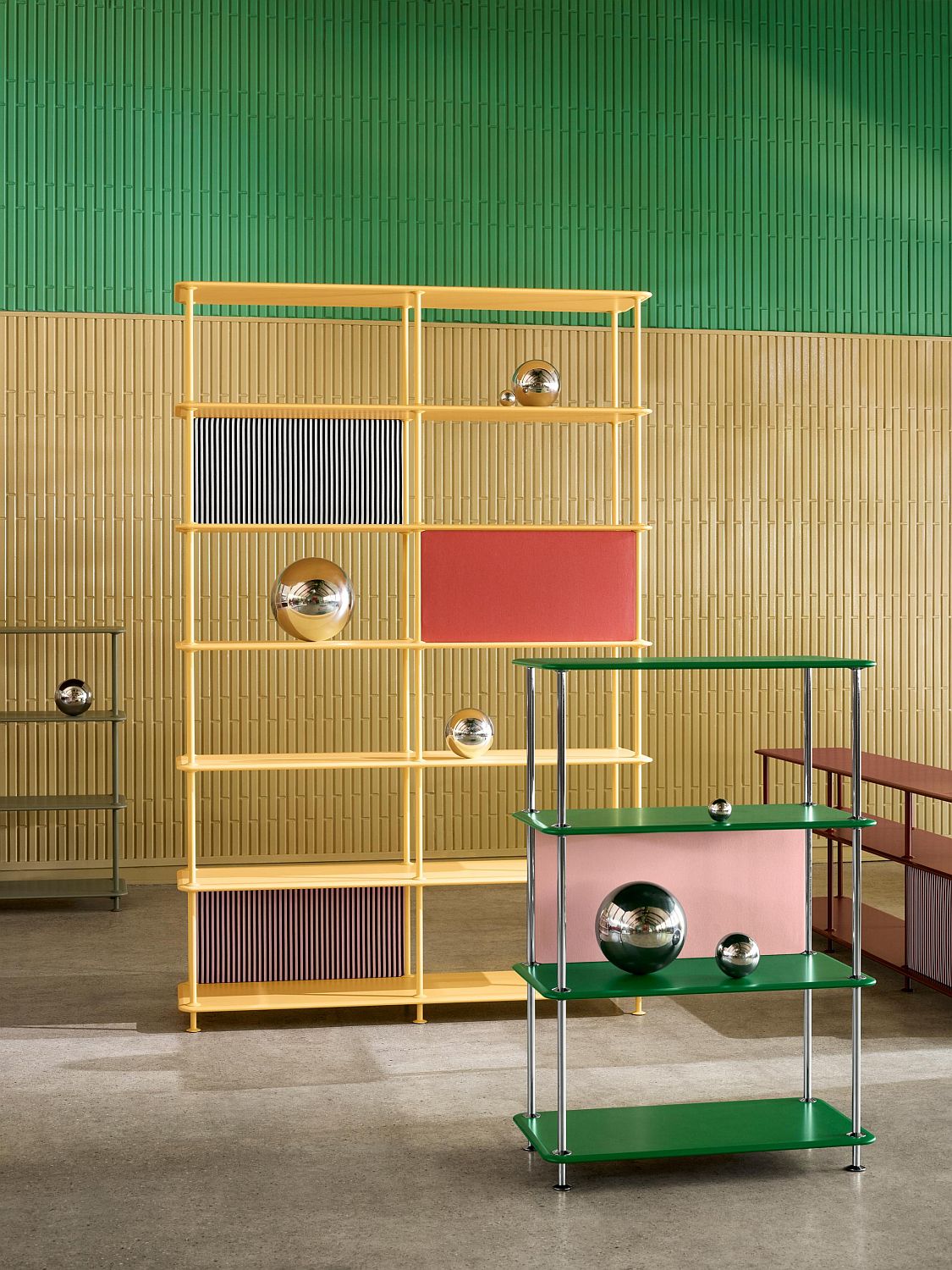 Montana Free Regal in Gelb, mit farbigen Paneelen, modernes Design für Wohnzimmer und Büro.