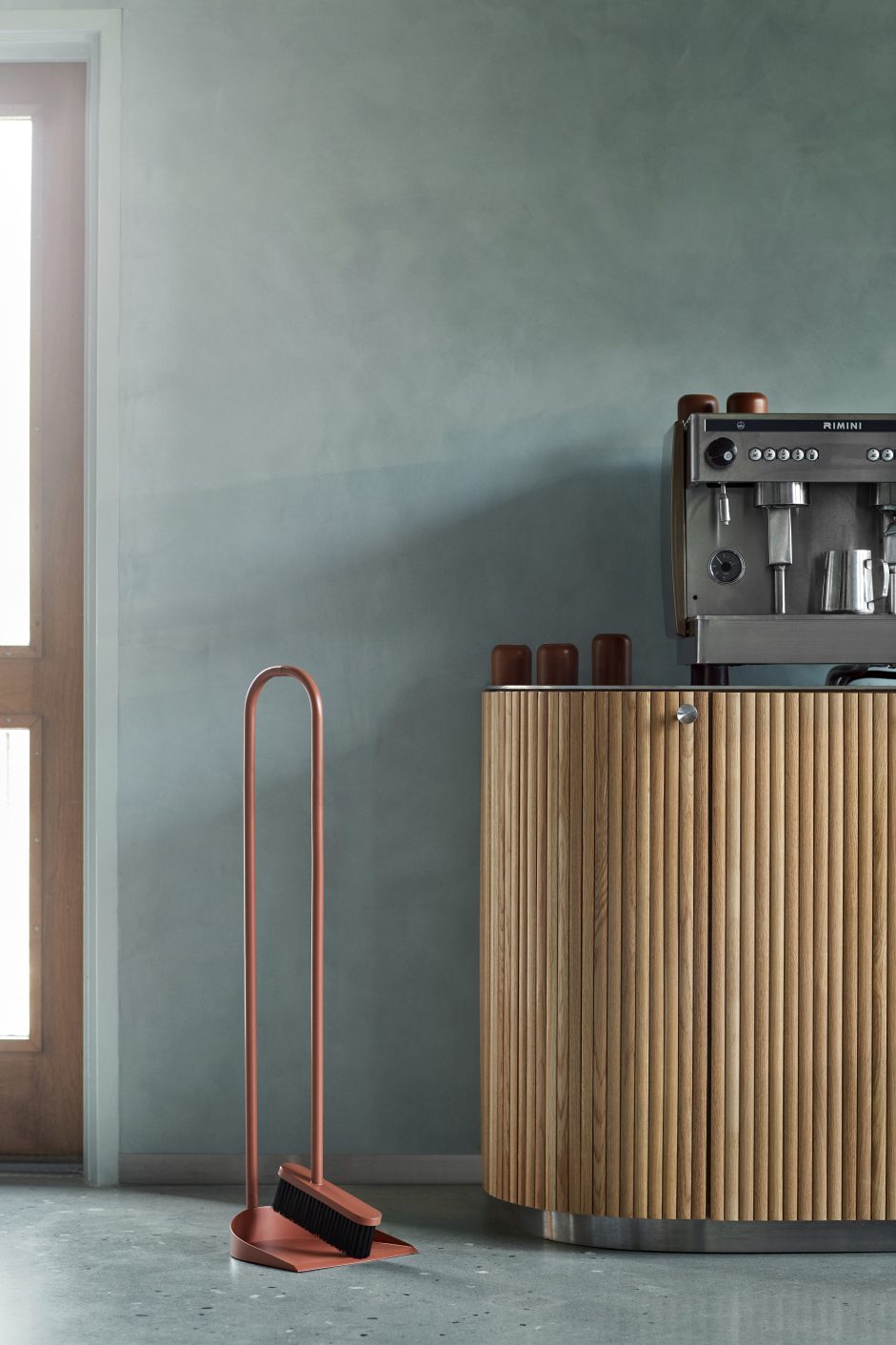 Beige Cane Kehrschaufelset von Northern, moderne Reinigungsutensilien für stilvolles Zuhause, Kehrgarnitur mit langer Stiel.