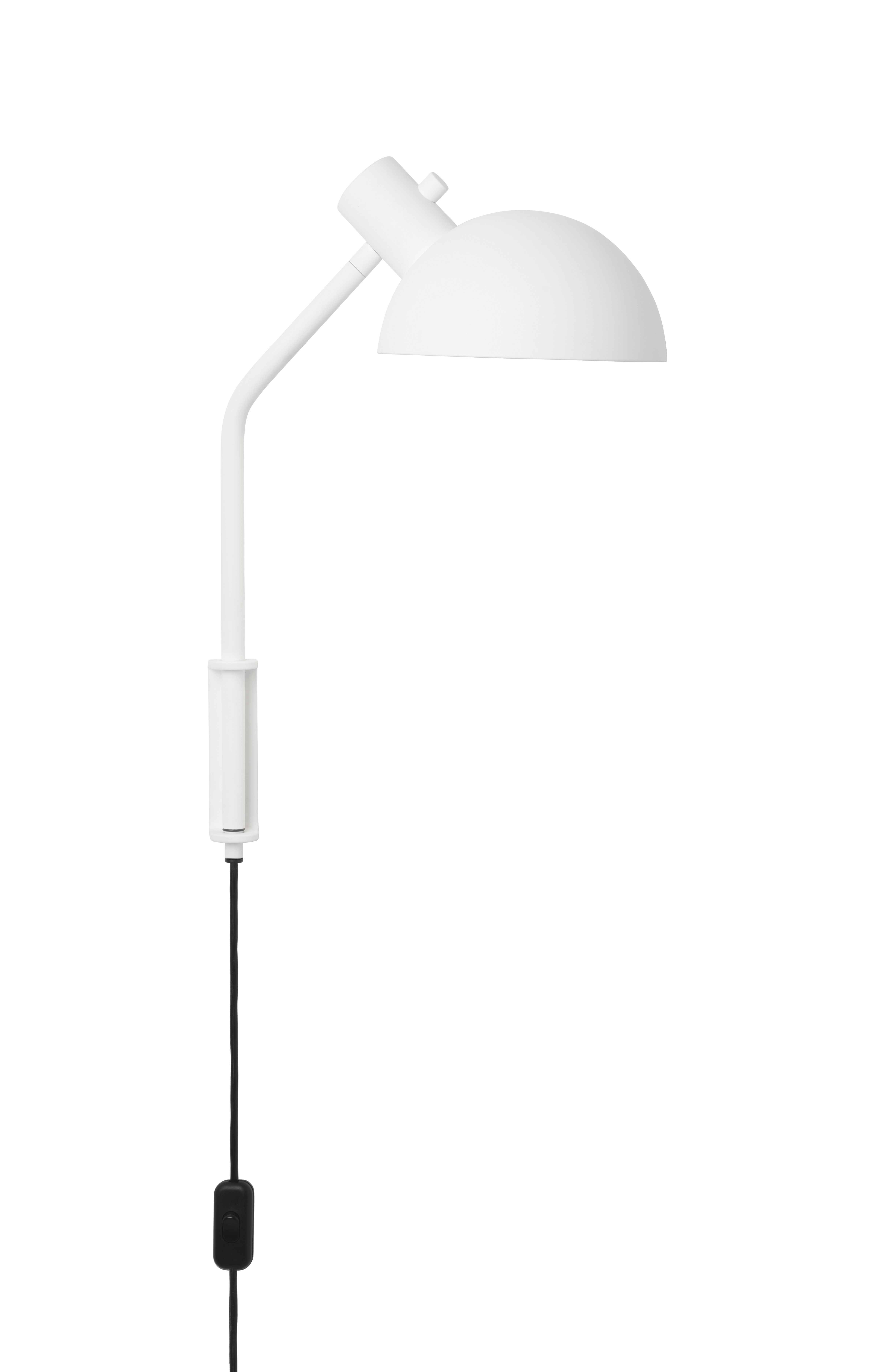 Weiße MO300 Wandleuchte von Carl Hansen & Søn mit schwenkbarem Lampenschirm und schwarzem Kabel.