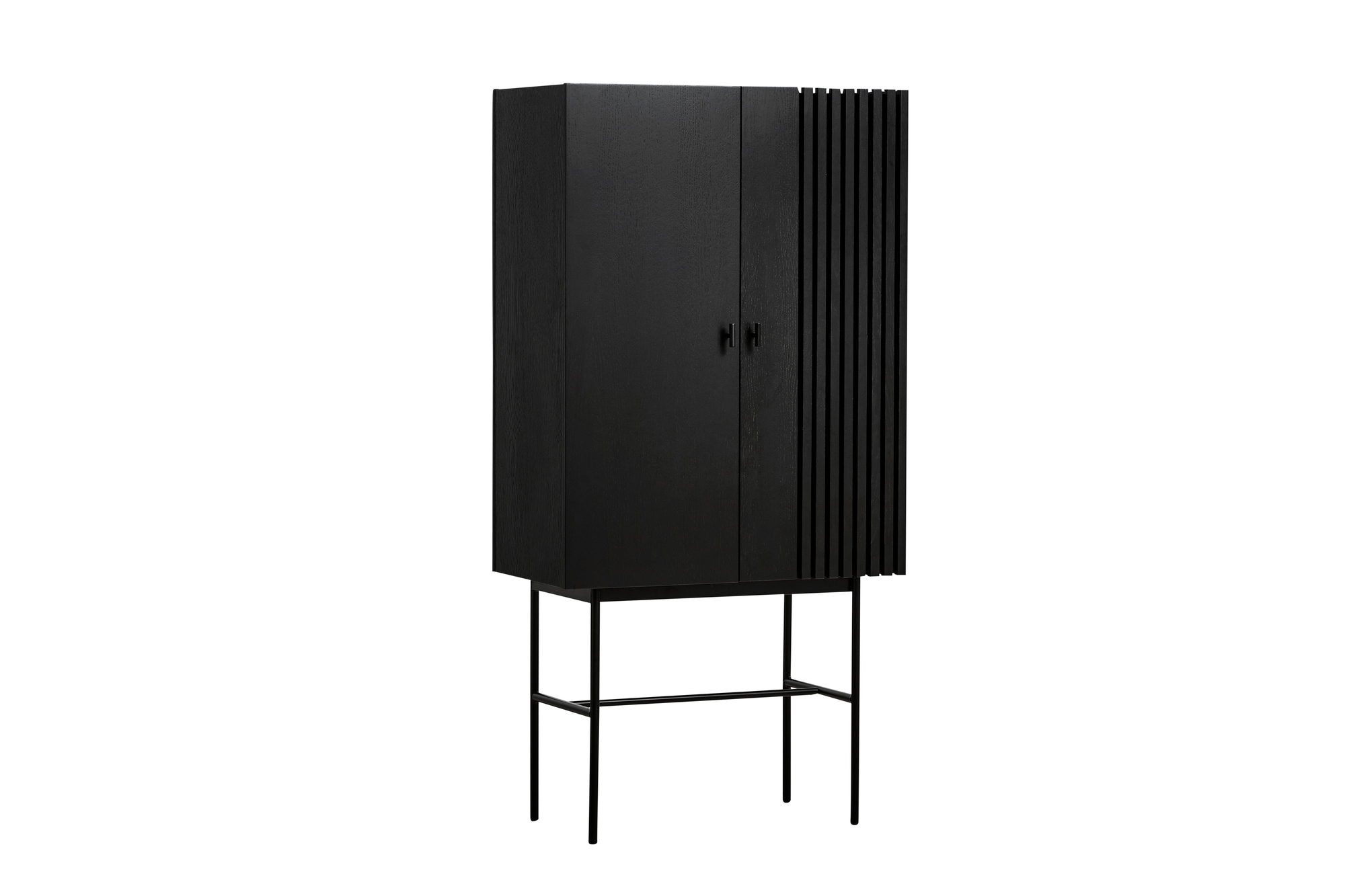 Schwarzes Array Highboard von Woud mit zwei Türen und filigranem Metallgestell.