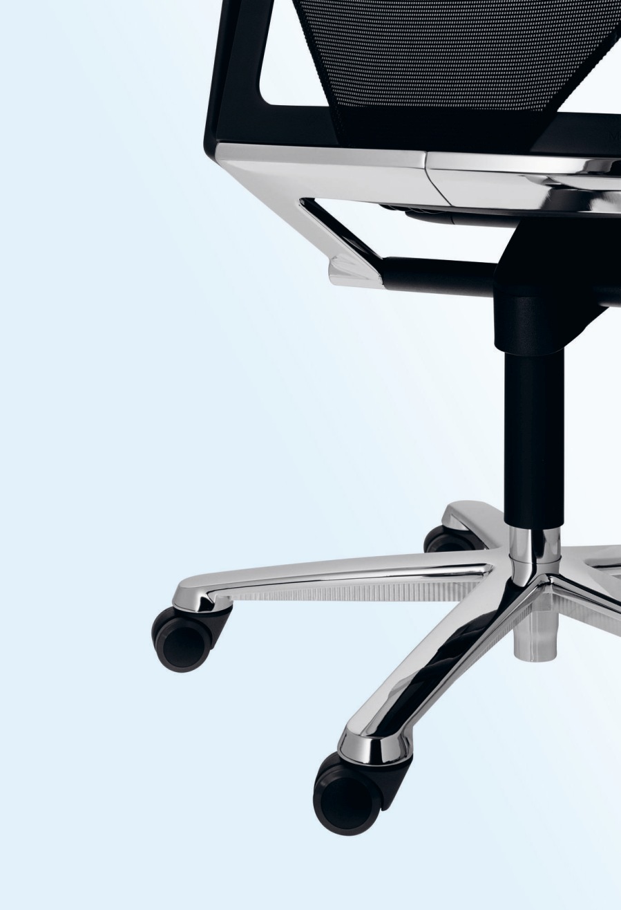 Detailaufnahme: Wilkhahn Modus Drehstuhl mit Chromfußkreuz und Rollen, ergonomischer Bürostuhl.