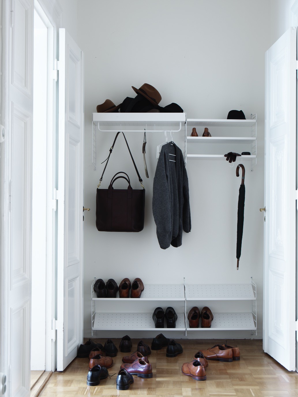 Weißes String Regal Flur H5 mit Schuhen, Hüten, Tasche und Kleidung für die Flur Einrichtung.