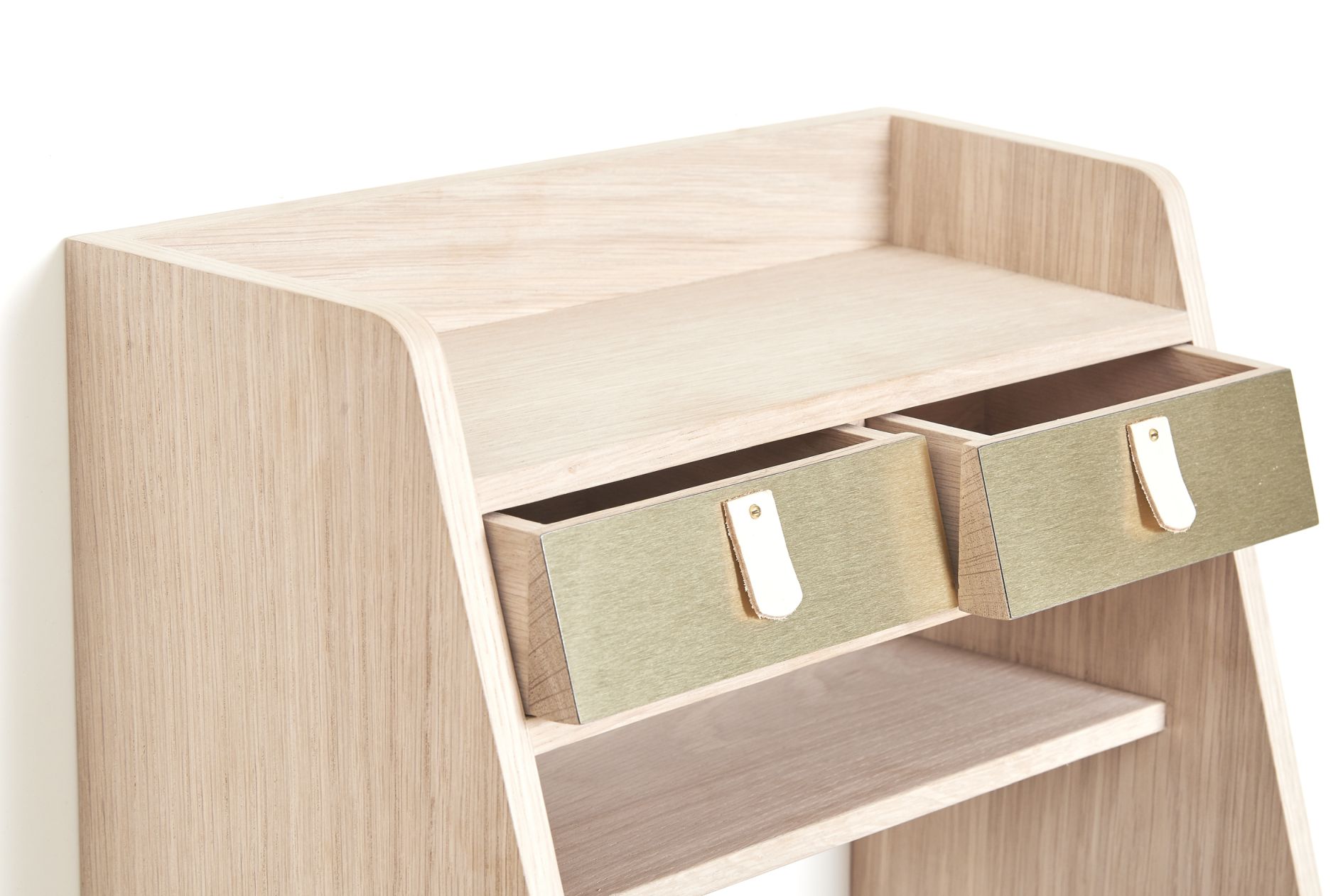 Suzon Wandschrank von Hartô: Moderner Hängeschrank aus Eiche mit Messing Schubladen und Ledergriffen.