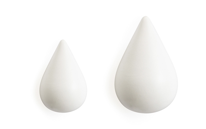 Zwei weiße Dropit Hooks Garderobenhaken von Normann Copenhagen in unterschiedlichen Größen vor weißem Hintergrund.