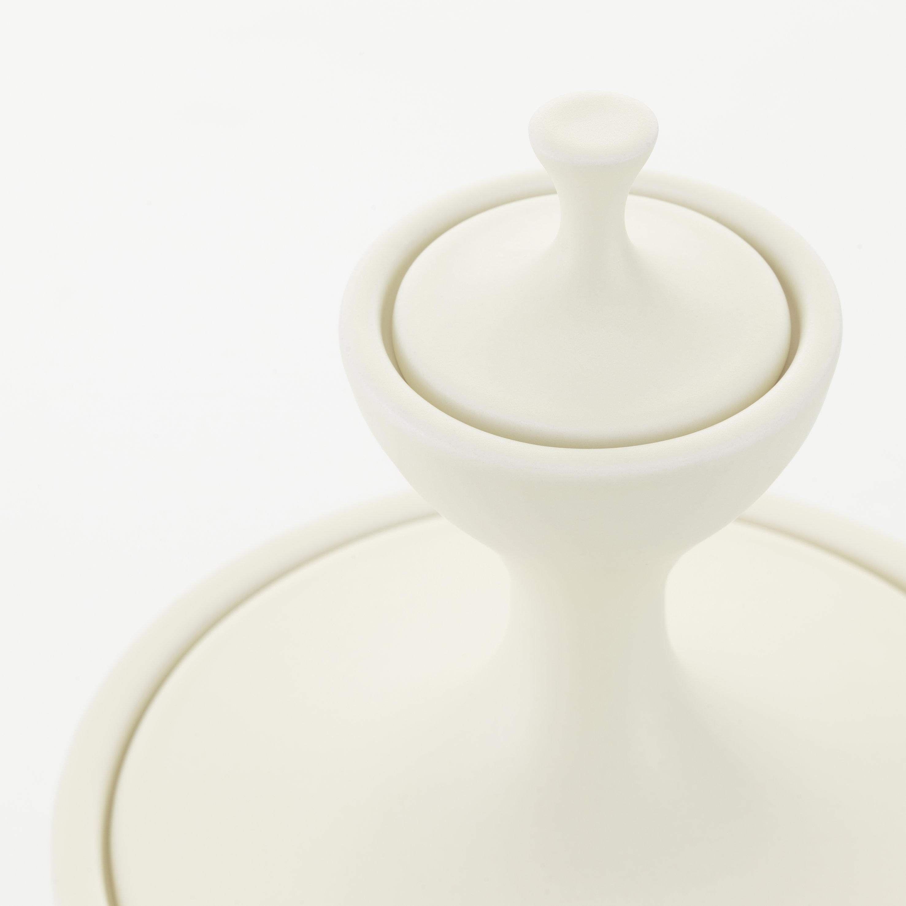 Detailaufnahme: Keramikbehälter in Creme mit Deckel, Teil der Vitra Container Kollektion.
