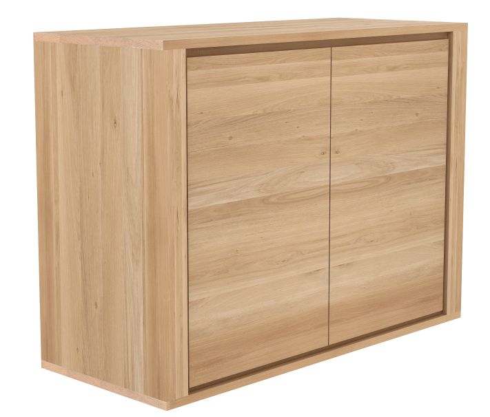 Elegantes Sideboard aus Eiche von Ethnicraft. Modernes Design mit zwei Türen und natürlicher Holzmaserung.