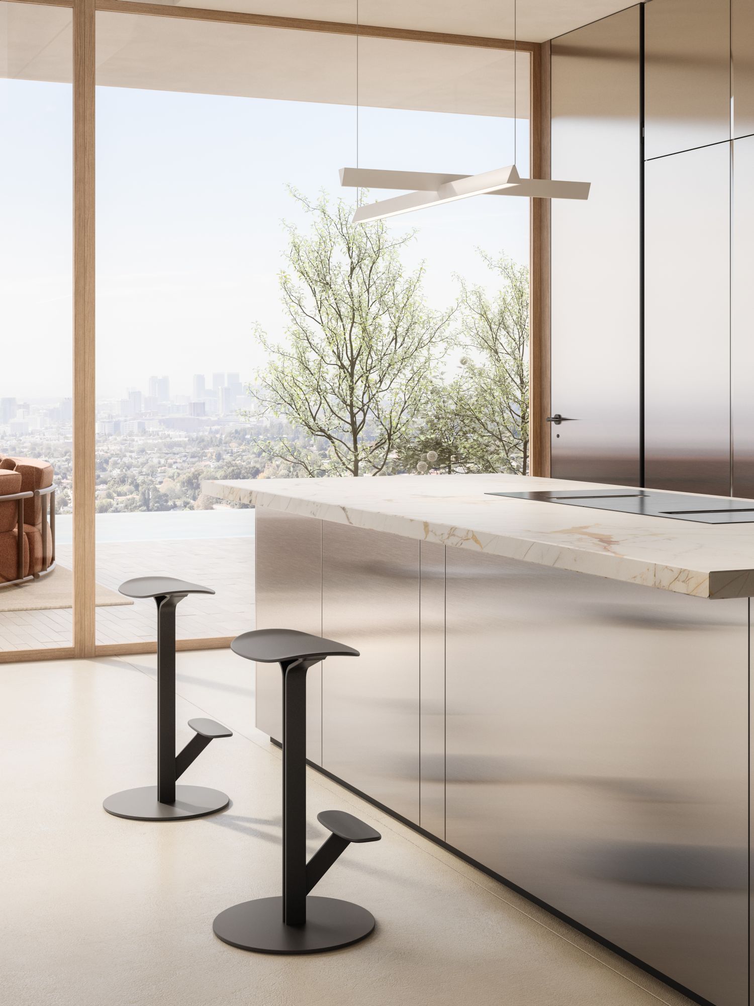 Zwei graue Duetto Hocker von MDF Italia in moderner Küche mit Marmor-Arbeitsplatte.