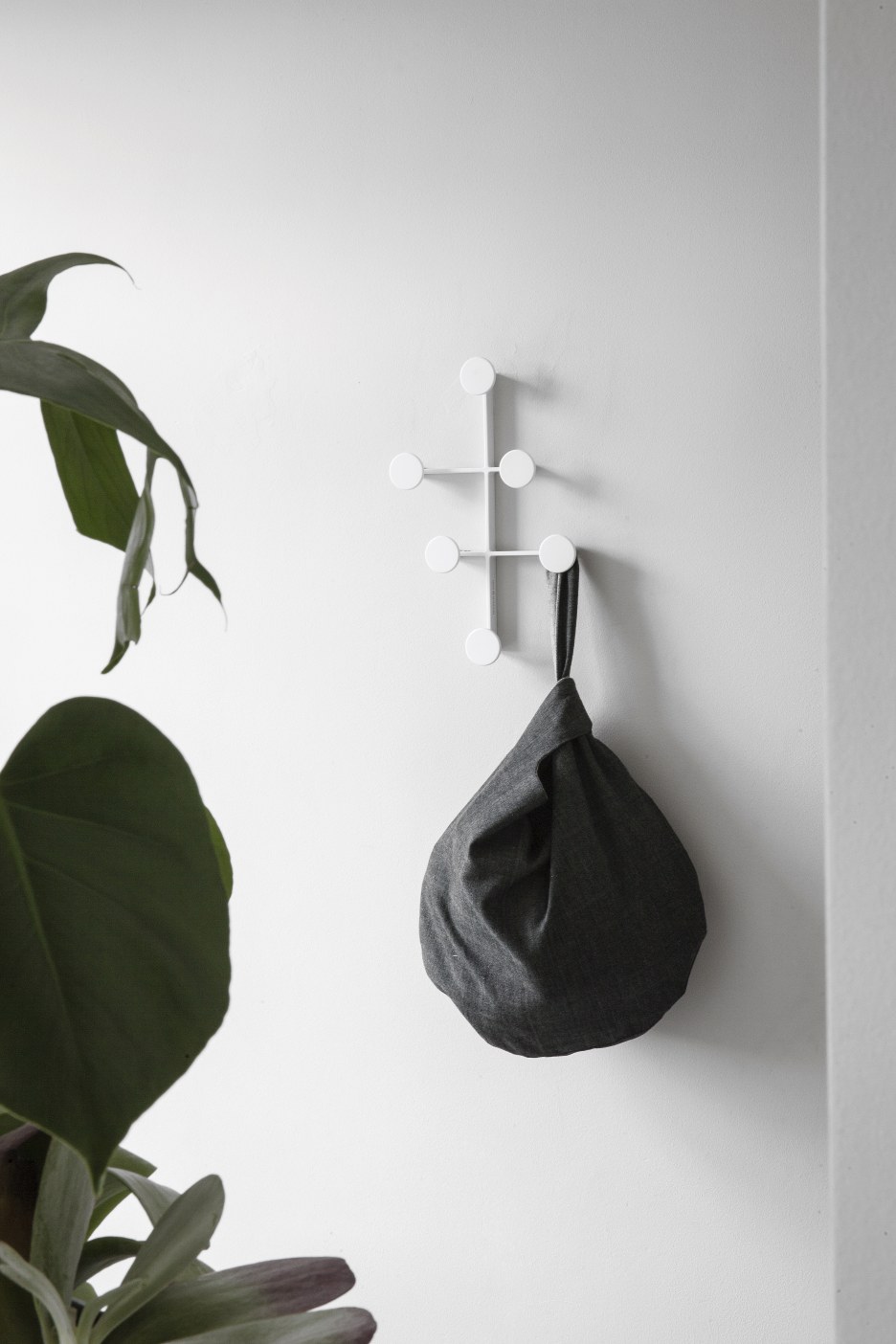 Weißer Afteroom Coat Hanger Garderobenhaken von Audo mit hängender Tasche an einer weißen Wand.