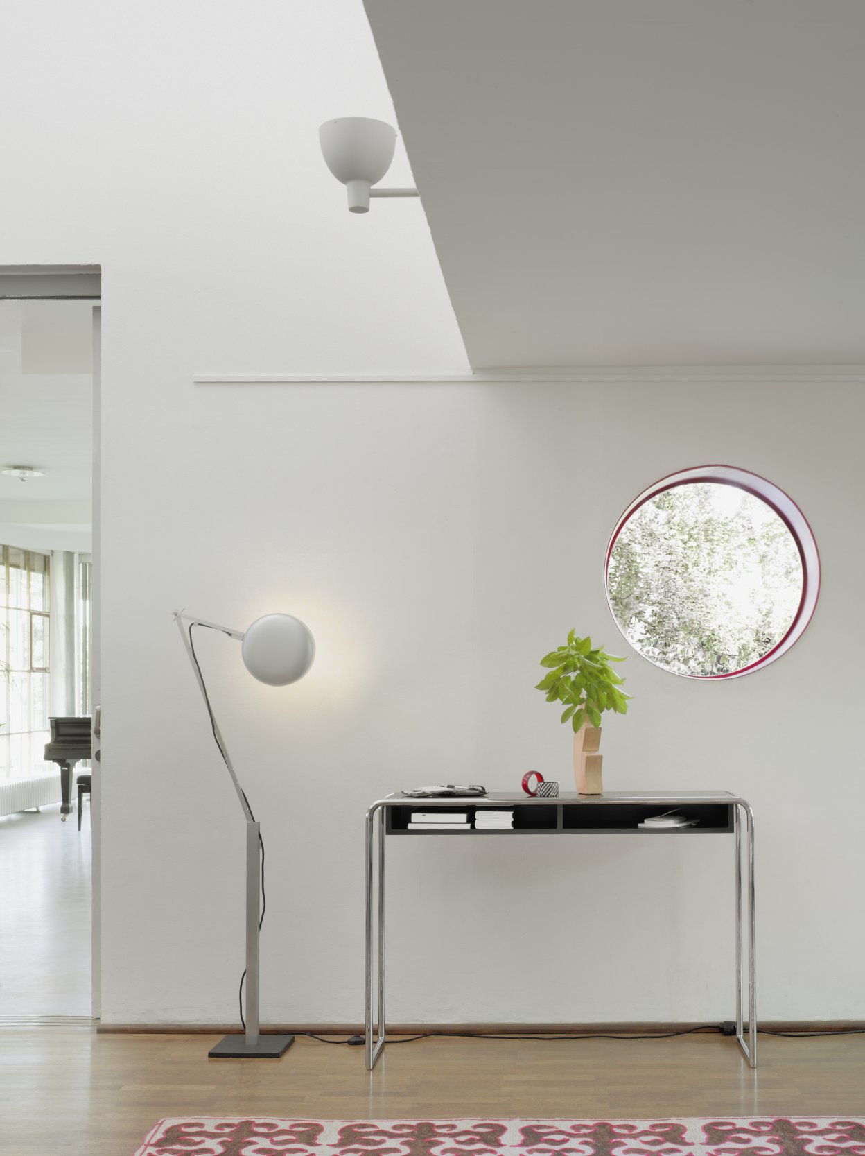 B 108 Thonet Konsolentisch im Interieur mit Lampe und rundem Fenster. Design Klassiker Möbel.