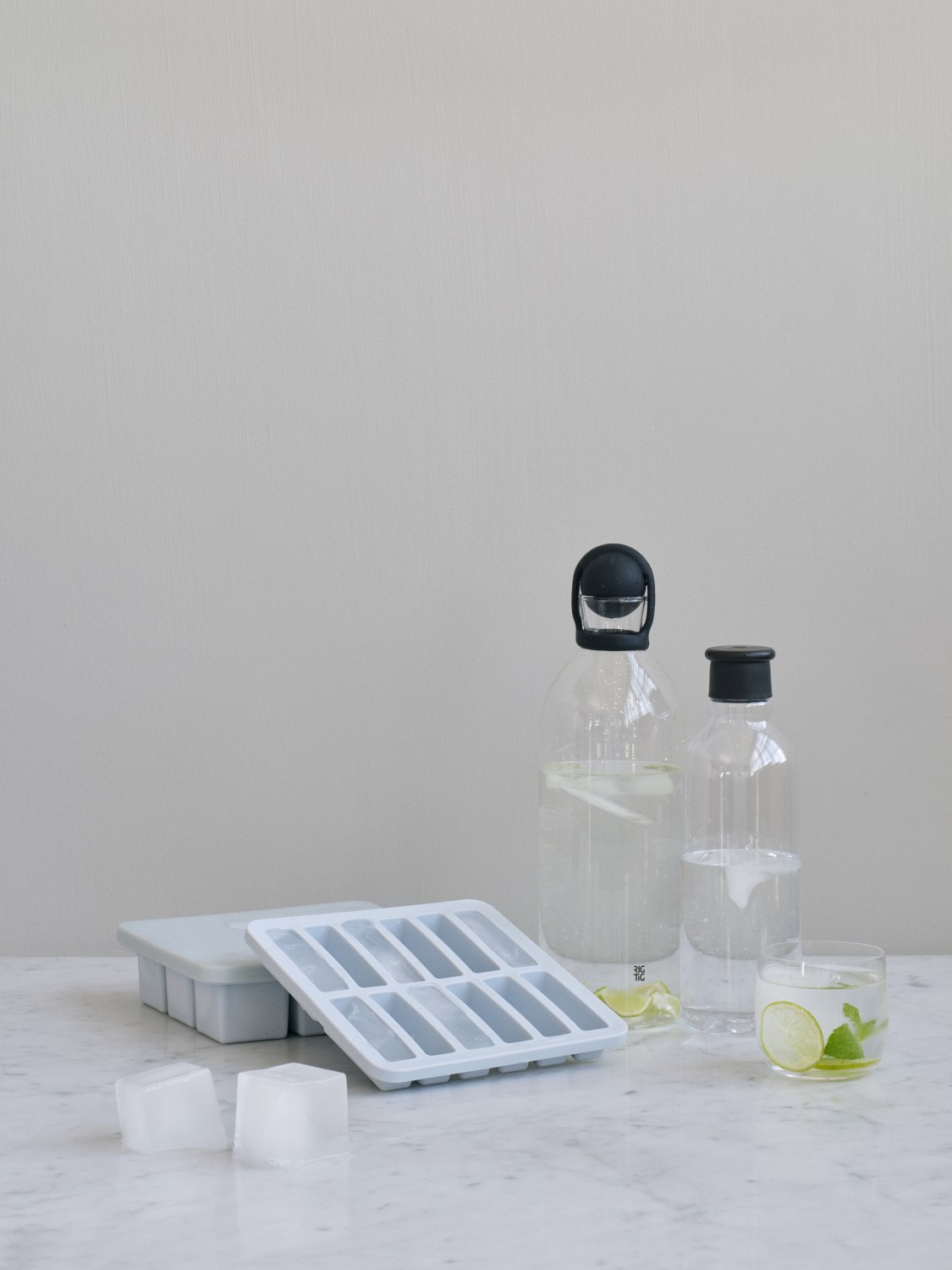 Produktfoto: RIG-TIG Wasserkaraffe mit Eiswürfelbehälter und erfrischendem Wasser mit Limette.