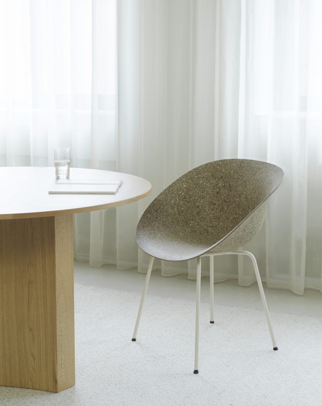 Normann Copenhagen Mat Armchair: Moderner Stuhl mit Stahlgestell in minimalistischem Interieur. Designstuhl für Esszimmer und Wohnbereich.