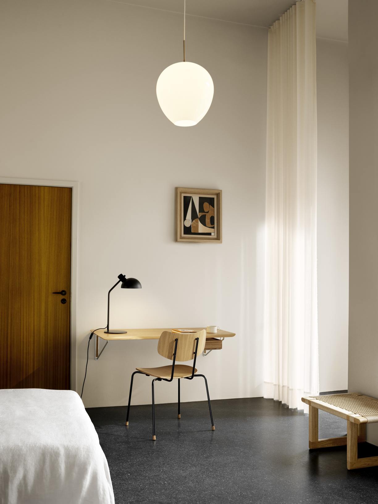 AB019 Wandschreibtisch von Carl Hansen & Søn: Eiche lackiert, minimalistisches Design für Homeoffice und Arbeitszimmer.