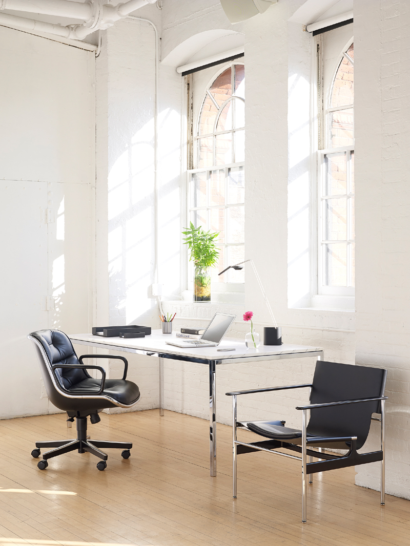 Schwarzer Pollock Executive Drehstuhl von Knoll International mit Armlehnen in Büroumgebung.