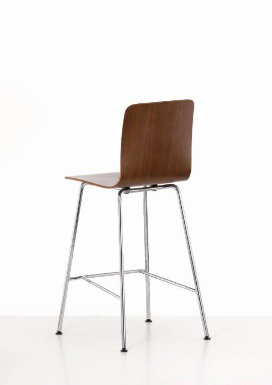 Ansicht von hinten des Hal Ply Stool Barhocker von Vitra mit Holzschale und Chromgestell.