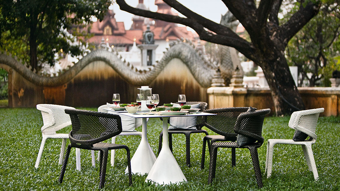 Seashell Armchair Armlehnstuhl chalk Dedon mit Esstisch im Garten, Outdoor Möbel.