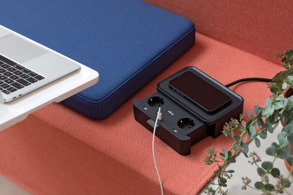 Ampi Wireless Charger und Mehrfachsteckdose Vitra