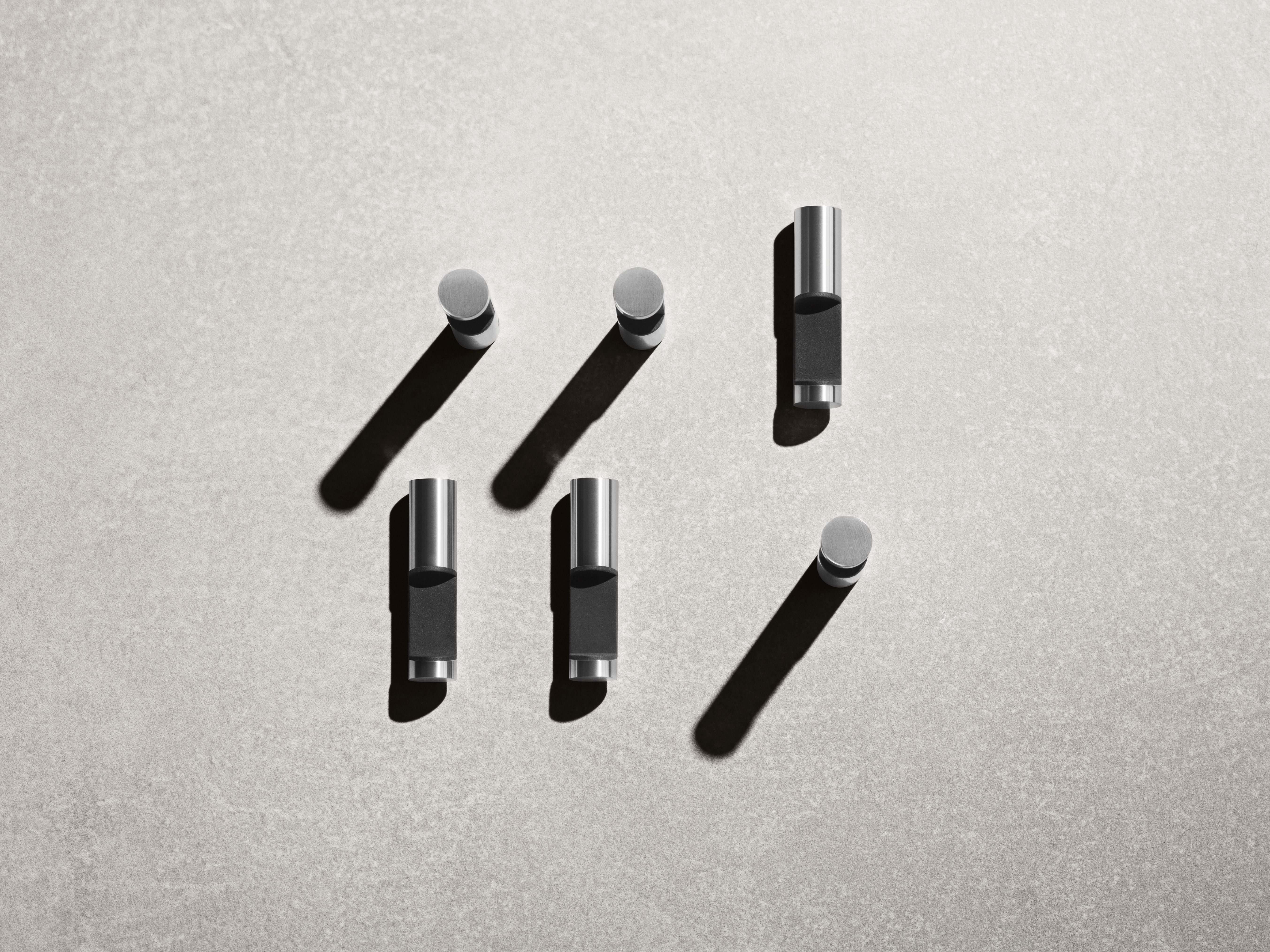 Nahaufnahme von Vipp Handtuchhaken, 2er-Set, aus Edelstahl und Gummi, Badaccessoires.